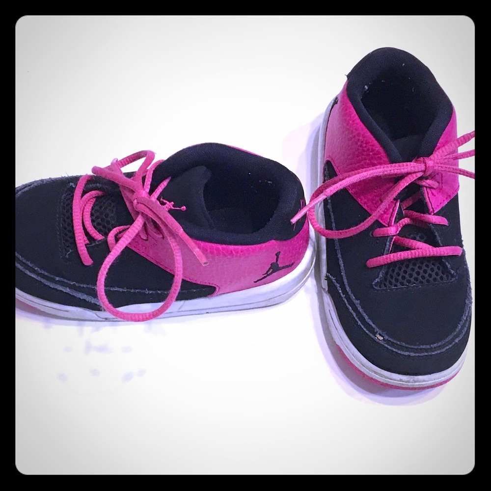 🎀🎀🎀Size 8 Toddler black and pink Jordans